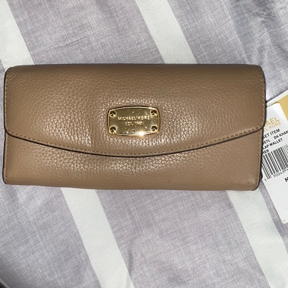 Michael Kors wallet; great condition